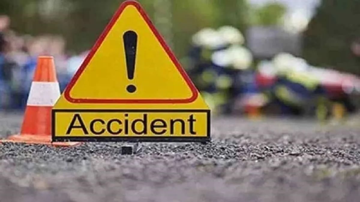 चौपारण में तेज रफ्तार पिकअप ने दो बाइक सवार युवकों को मारी टक्कर, एक की मौत, पांच घायल