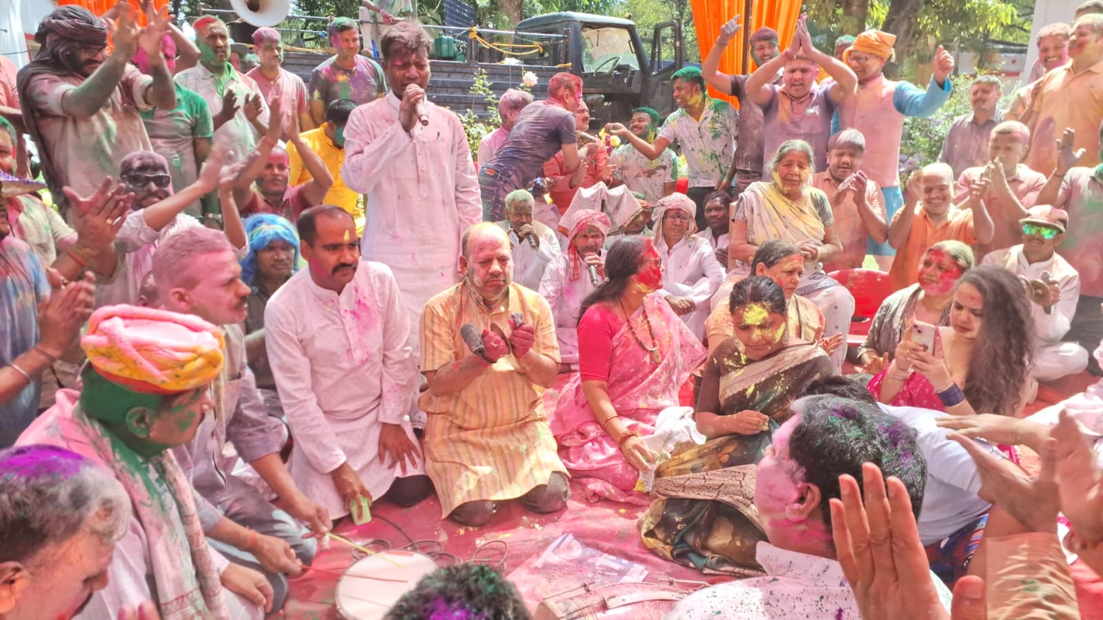 निर्दई रांची एसपी छुट्टी नहीं देवे....दूल्हा दुल्हन को अलग कर देवे... फगुआ पर झूमे रांची SSP समेत जवान और अधिकारी