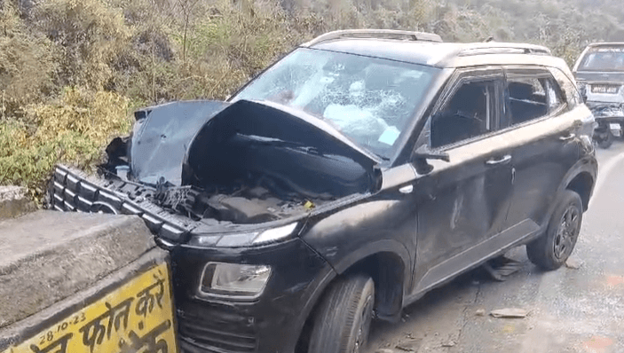 जमशेदपुर डिमना लेक के पास कार व स्कूटी में जोरदार टक्कर, लोयला स्कूल के 11वीं के एक छात्र की मौत, एक घायल