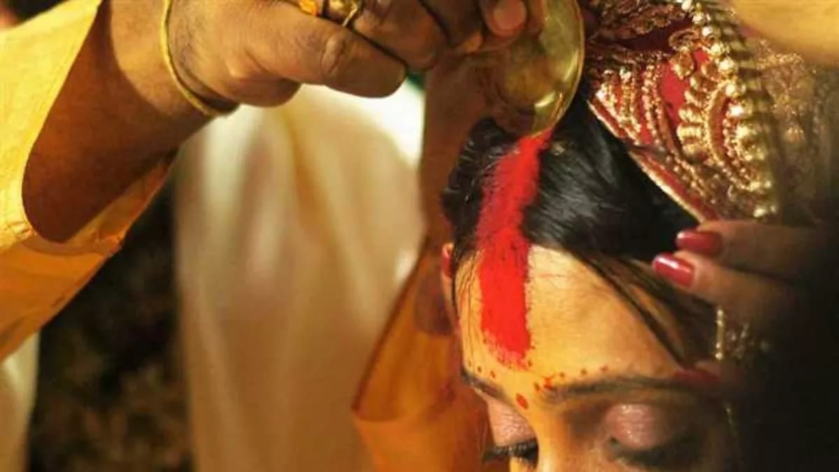 प्रेमिका से मिलने पहुंचे युवक की ग्रामीणों ने करा दी शादी, अब मां-बाप रखने को नहीं हो रहे राजी, जानिए पूरा मामला