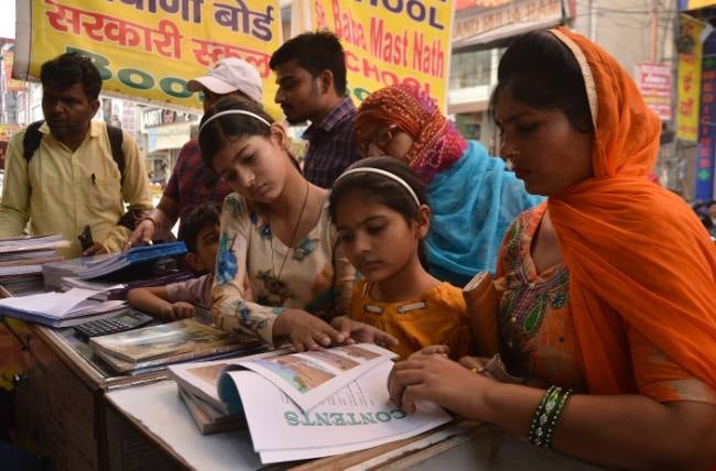 देश में शिक्षा माफियाओं के आगे सब फेल,  किताबों में 2-3 चैप्टर बदल करोड़ो की कमाई, ना कोई बोलने वाला ना कोई टोकने वाला