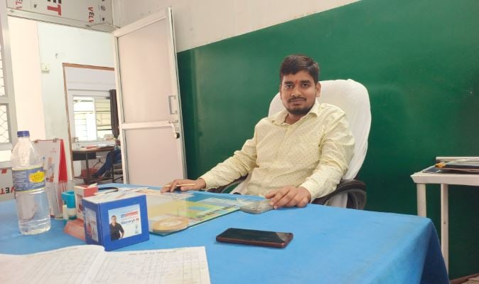 हाय रे झारखंड की स्वास्थ्य व्यवस्था! अब प्राथमिक स्वास्थ्य केंद्र में OPD कर रहें सीएचओ