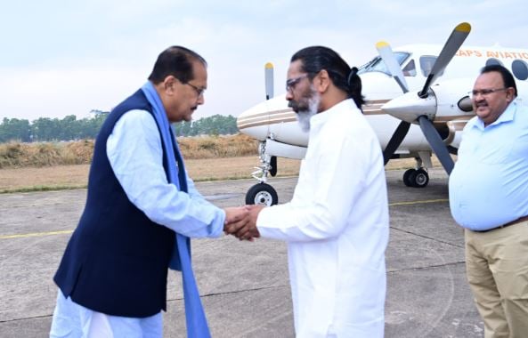 बेहतर इलाज के लिए वित्त मंत्री राधाकृष्ण किशोर दिल्ली रवाना, CM हेमंत ने मुलाकात कर ली स्वास्थ्य की जानकारी