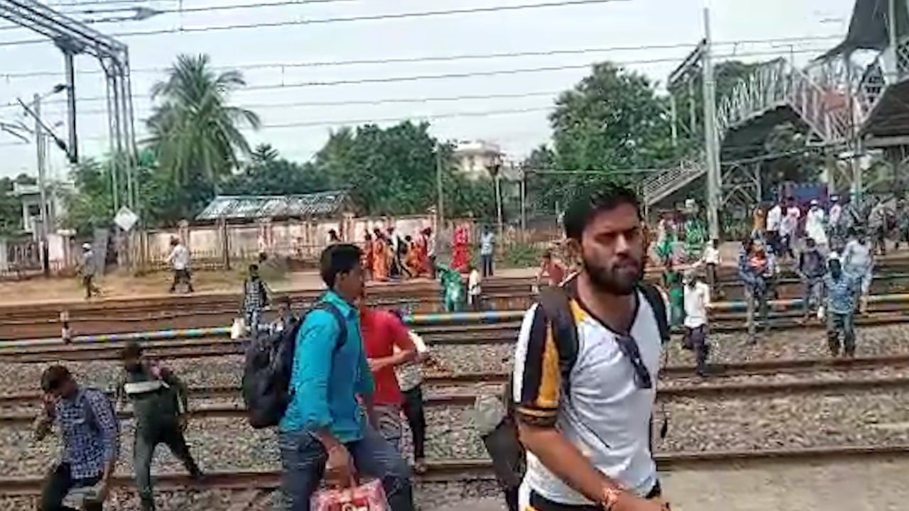 रेलवे की लापरवाही से कभी भी बडा हादसा हो सकता है जसीडीह स्टेशन पर,बेखौफ होकर ट्रैक पार करते हैं रेल यात्री