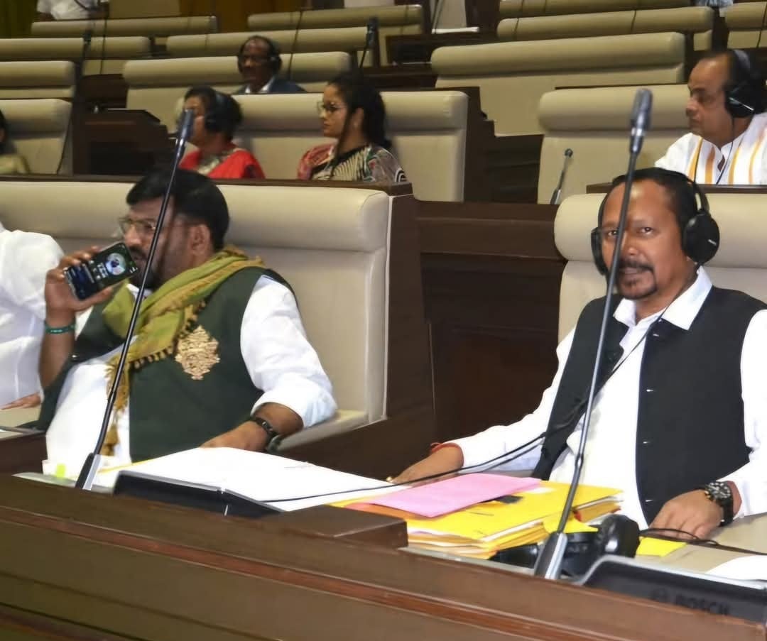 सदन में मंत्री कर रहे थे फोन पर बात, कांग्रेस विधायक ने कहा, ‘मंत्री जी के फोन से हो रहा डिस्टरबेंस...’ स्पीकर ने मोबाइल कराया जब्त