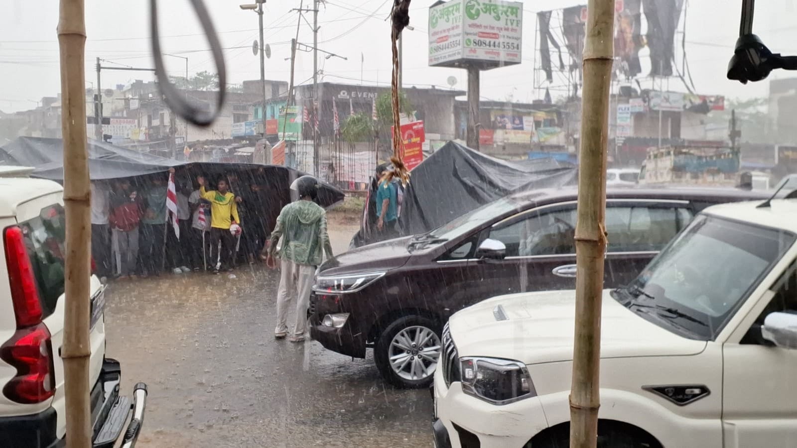 रांची में आदिवासियों के सामने बेबस पुलिस! बारिश के बाद भी समर्थकों का बवाल जारी