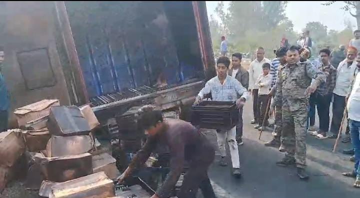 गिरिडीह में आइसक्रीम लोड कंटेनर डिवाइडर से टकराकर हुआ अनियंत्रित,आग लगने से जलकर हुआ खाक