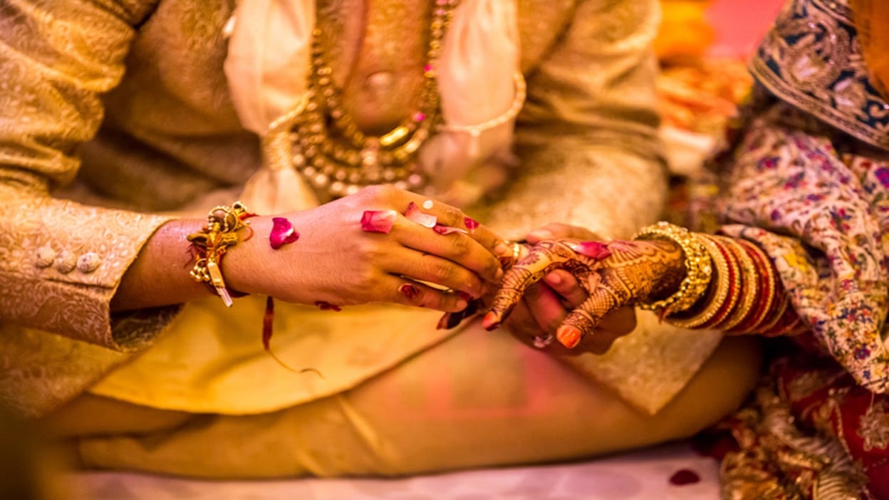 9 पत्नियां और लाखों की ठगी, फर्जी सरकारी अधिकारी बन करता था शादी, इस लुटेरे दूल्हे ने उड़ाये पुलिस के भी होश