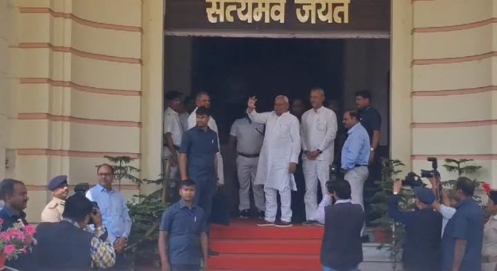 Bihar Politiscs: हंगामे के बीच शुरु हुआ विधान मंडल का बजट सत्र, लॉ एंड ऑर्डर के मुद्दे पर वेल में पहुंचे माले विधायक