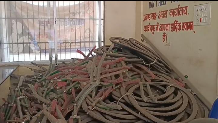 जमशेदपुर: परसुडीह अंचल कार्यालय की लापरवाही, स्कूली बच्चों को दी जानेवाली साइकिलों का नहीं किया गया वितरण, अब लग रहा है जंग