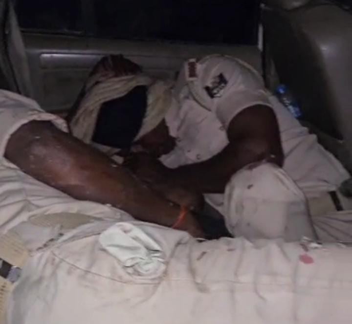 Bihar News: छापेमारी करने पहुंची पुलिस टीम पर हमला, दो होमगार्ड जवानों को बंधक बनाकर की मारपीट, वाहन को भी किया क्षतिग्रस्त