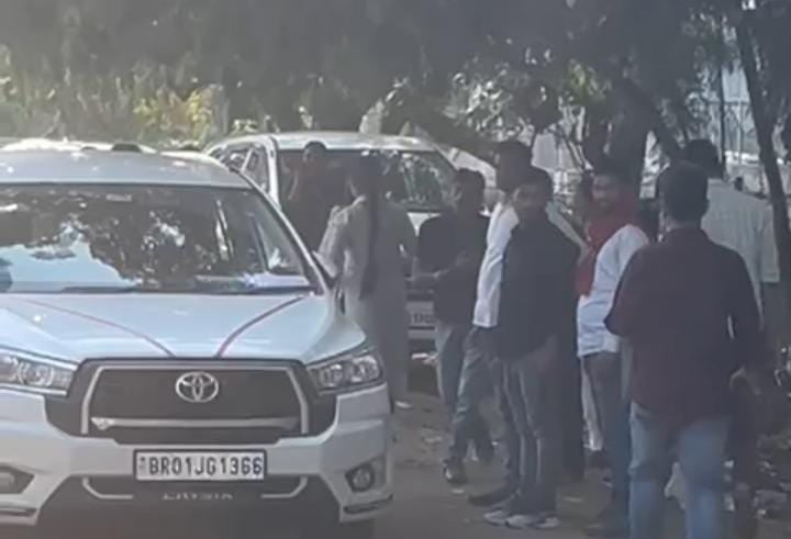 BREAKING:पटना वीमेंस कॉलेज के बाहर फायरिंग, एक युवक घायल,जानिए क्या है मामला