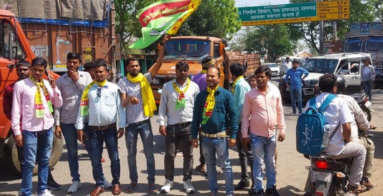 अनिल टाइगर की हत्या के विरोध में बंद का कई जिलों में दिखा असर, रांची से जाने व आनेवाली बसों का परिचालन बाधित