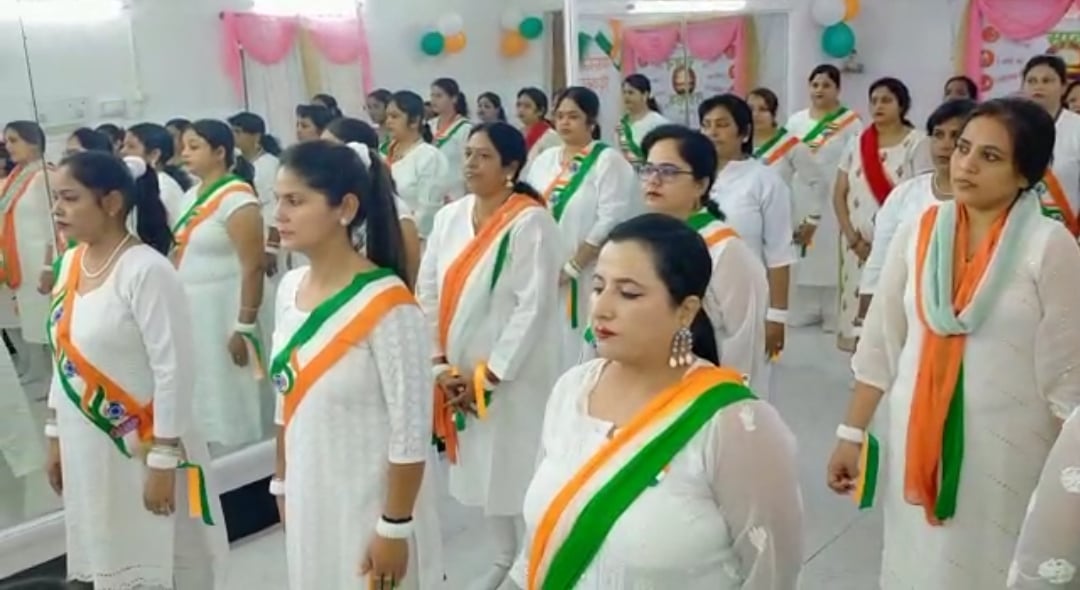 महिलाओं ने गाए देशभक्ति गीत, शहीदों को किया याद