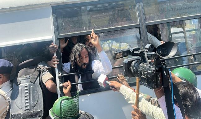 BREAKING: बंद समर्थकों और प्रशासन के बीच तीखी नोकझोंक, JLKM नेता देवेंद्र नाथ महतो पुलिस हिरासत में