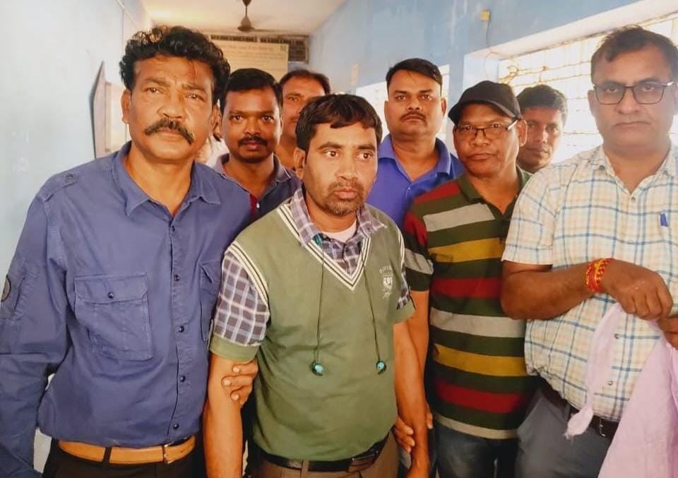 पांच हजार रुपए घूस लेते धराए कंप्यूटर ऑपरेट, ACB की टीम ने लोहरदगा निबंधन कार्यालय से किया गिरफ्तार