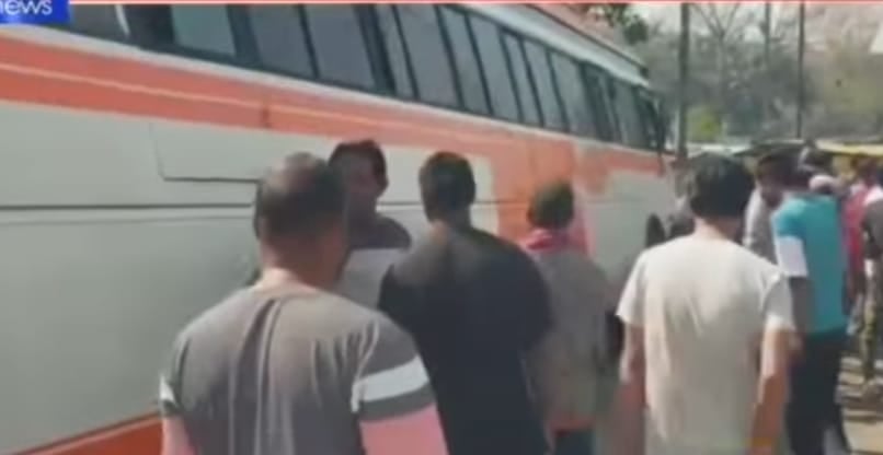 Dhanbad : बिना चालक की एक  यात्री बस के पढ़िए -कैसे की किस्तों में जान लेने की कोशिश !!