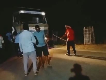 सरायकेला में अवैध बालू परिचालन को लेकर ग्रामीणों का प्रदर्शन, 50 हाइवा रोके गए