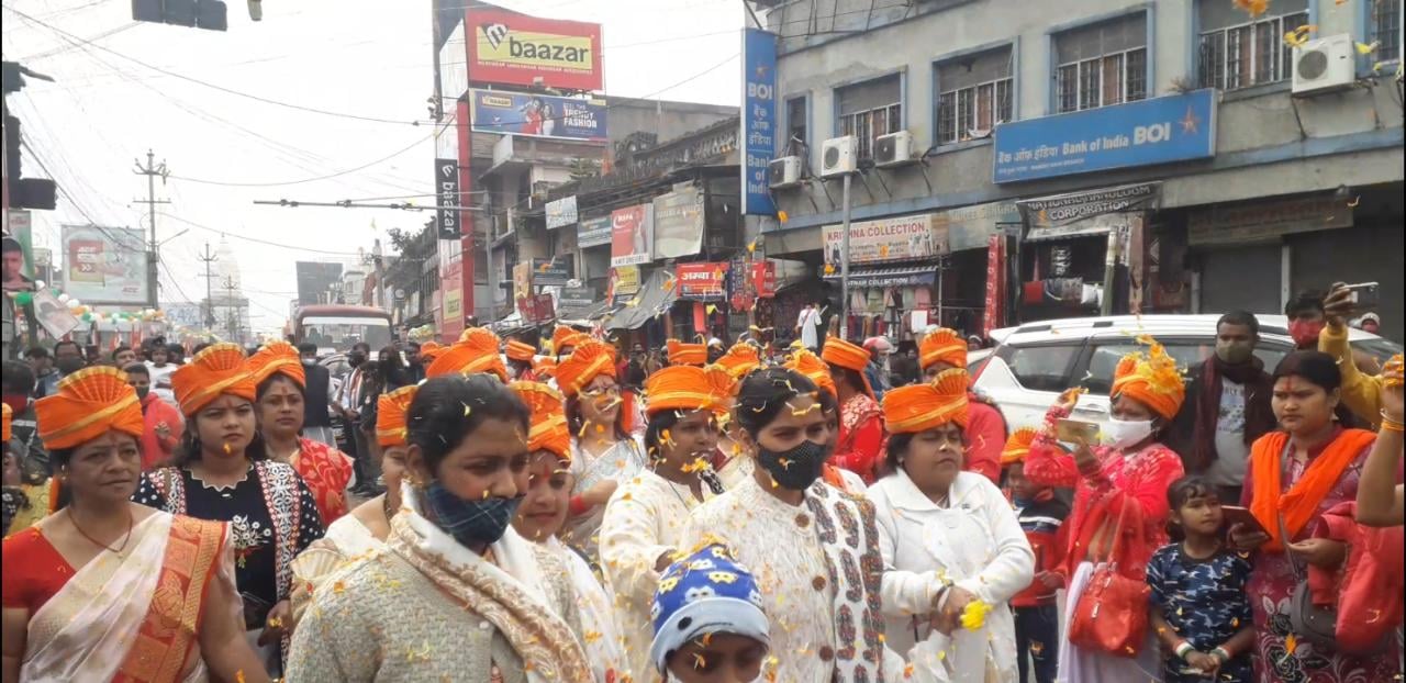 शहादत को मिला सम्मान, शहीद की पत्नी ने तिरंगा फहराया, फूलों की हुई बारिश