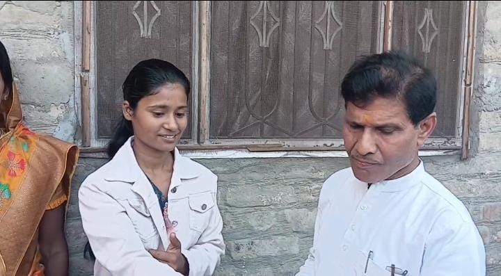 बिहार बार्ड में 489 अंक लाकर बेतिया की अंशु बनी स्टेट टॉपर, खुशी से झूमा परिवार