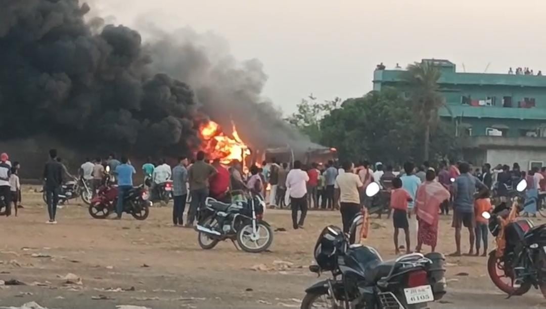 दुमका: बासुकीनाथ बस स्टैंड में लगी आग, 4 बसें जल कर राख