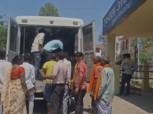 अज्ञात वाहन के चपेट में आने से बाइक चालक घायल, धनबाद रेफर
