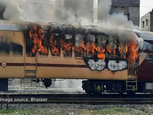 बिहार में छात्रों का बवाल : गया में पैसेंजर ट्रेन में लगाई आग