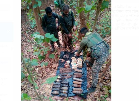 सारंडा के जंगल में सुरक्षाबलों की कार्रवाई, छिपाए गए LMG मैगजीन समेत कई सामान बरामद, विस्फोटक किया गया नष्ट