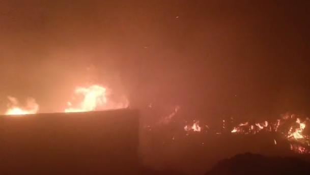 बेतिया:शॉर्ट सर्किट से लगी भीषण आग में 15 घर जलकर राख, लाखों का नुकसान