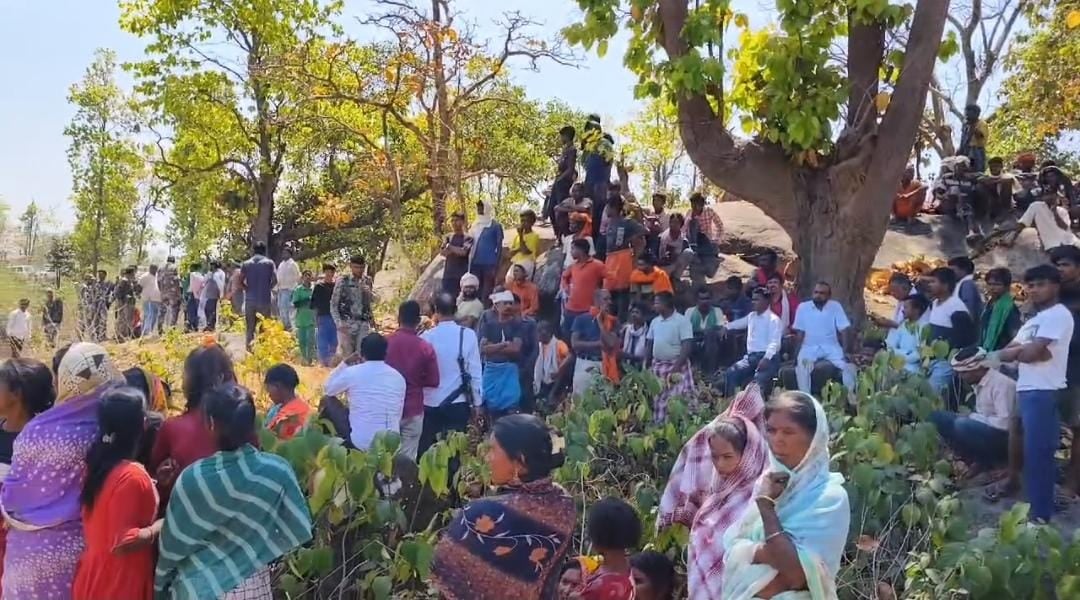 ट्रिपल मर्डर से दहला गिरिडीह, मां-बेटे को मारकर पेड़ पर लटकाया, बेटी का तालाब के पास फेंका शव, जांच में जुटी पुलिस