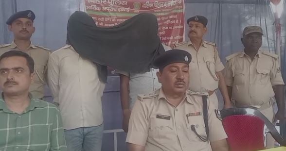 बेगूसराय पुलिस ने 15 हजार के दो कुख्यात इनामी अपराधी को किया गिरफ्तार, भारी मात्रा में गांजा और हथियार भी बरामद