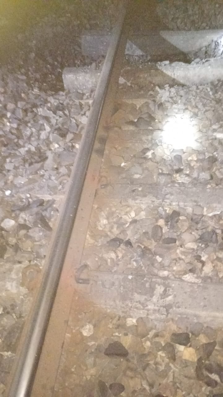 हावड़ा-दिल्ली रेल मार्ग में नक्सलियों ने रेल पटरी उड़ाया, मरम्मति के बाद रेल परिचालन शुरू