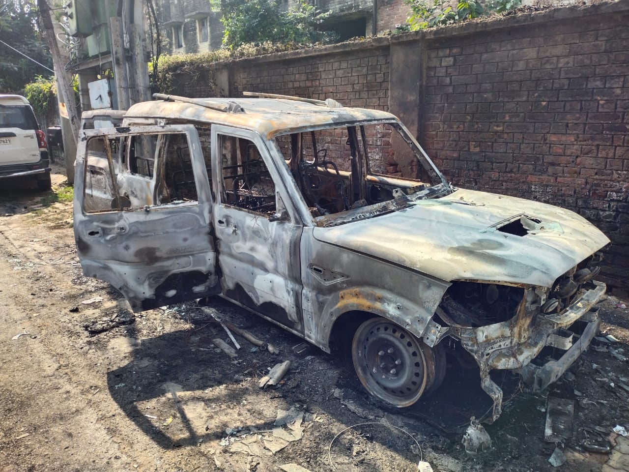 आग लगने से दो वाहन जल कर खाक, जांच में जुटी पुलिस