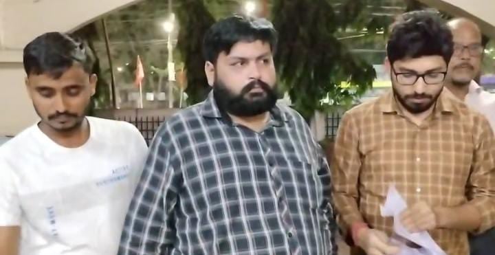 Bihar News: राहुल गांधी के नाम पर ठगी करनेवाला चढ़ा पुलिस के हत्थे, राजनीतिक सहयोगी कनिष्क सिंह के नाम पर ठगी का है मामला