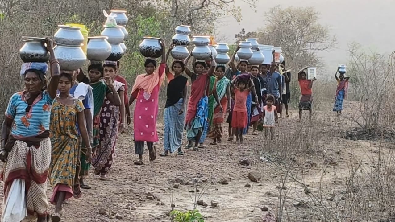 साहिबगंज के बोरियो में जल संकट से मचा कोहराम,बूंद-बूंद पानी के लिए तरस रहे है लोग