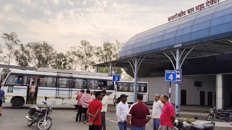 देवघर बस स्टैंड का बदल गया पता, अंतरराज्यीय बस स्टैंड से आज से बसों का परिचालन शुरू, एस्केलेटर, वेटिंग रूम समेत फूड कोर्ट की व्यवस्था