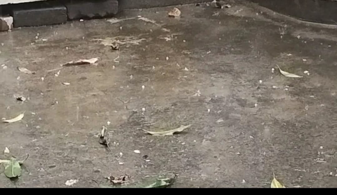 Dhanbad: बरसा मेघ तो लोगों को मिली गर्मी से थोड़ी राहत, सड़कों पर बिछ गई थी बर्फ की चादर