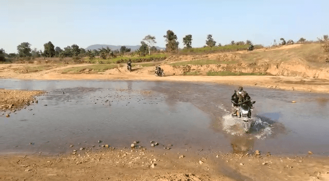 बीहड़ में नक्सलियों को खोज रहे एसपी, कहा- आत्मसमर्पण करें, नहीं तो मारे जाएंगे