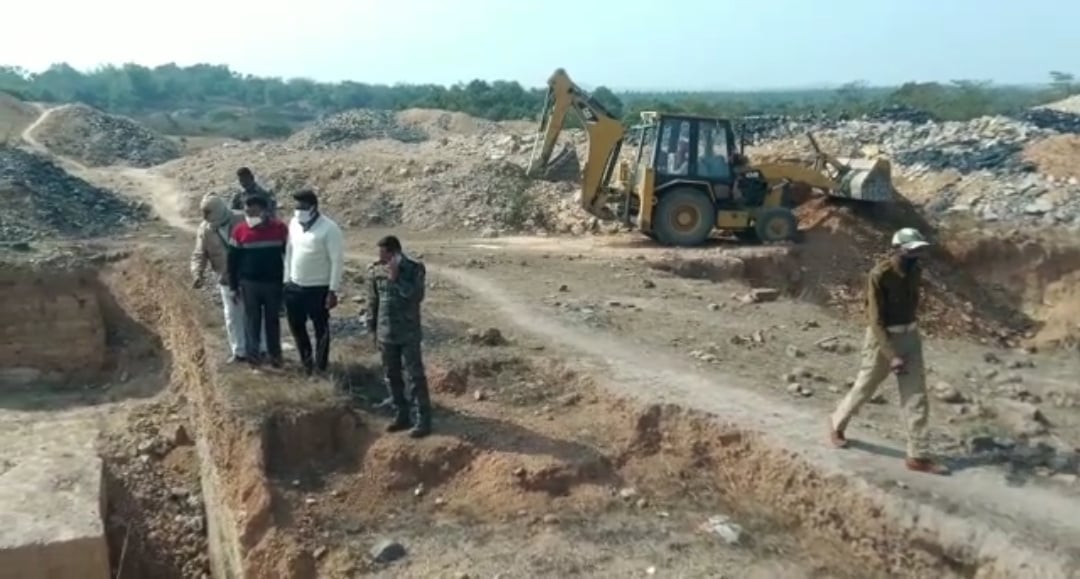 अवैध कोयला खदानों पर चला प्रशासनिक बुलडोजर, खदानों का किया गया डोजरिंग