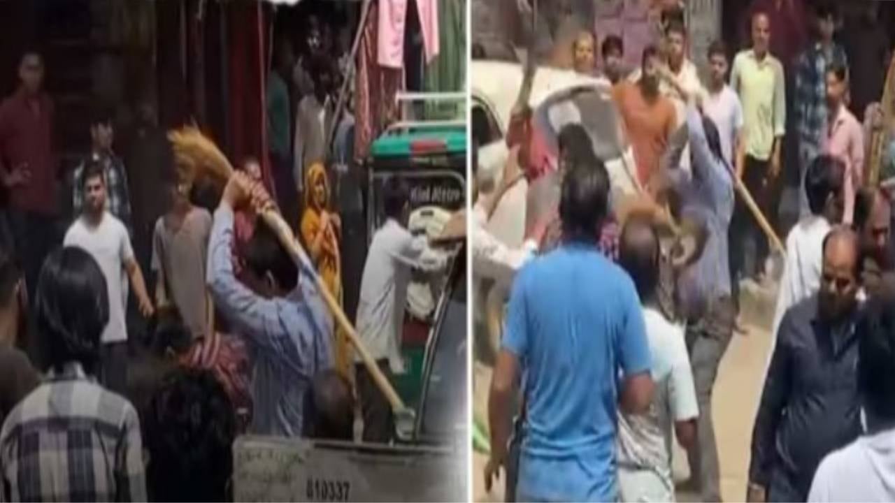 गाड़ी साइड न करने पर सड़क पर छिड़ा संग्राम, झाड़ू-डंडा लेकर दो पक्षों में हुई जमकर लड़ाई, देखिए वीडियो