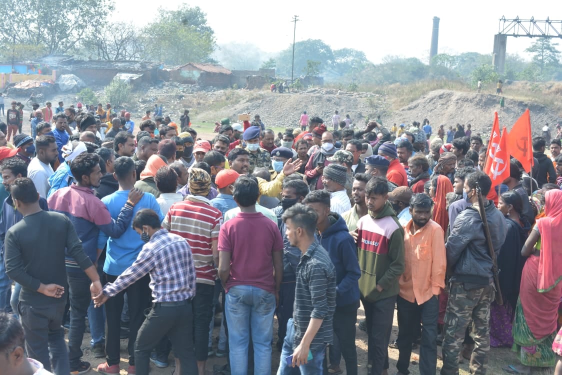 ग्रामीणों के चार घंटे के विरोध के बाद आउटसोर्सिंग का कैंप बनाने का कार्य शुरू