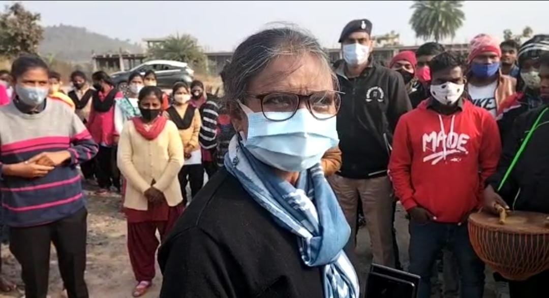 प्रोफेसर रजनी मुर्मू को बर्खास्त करने की मांग को लेकर छात्रों का हंगामा, जमकर की नारेबाजी