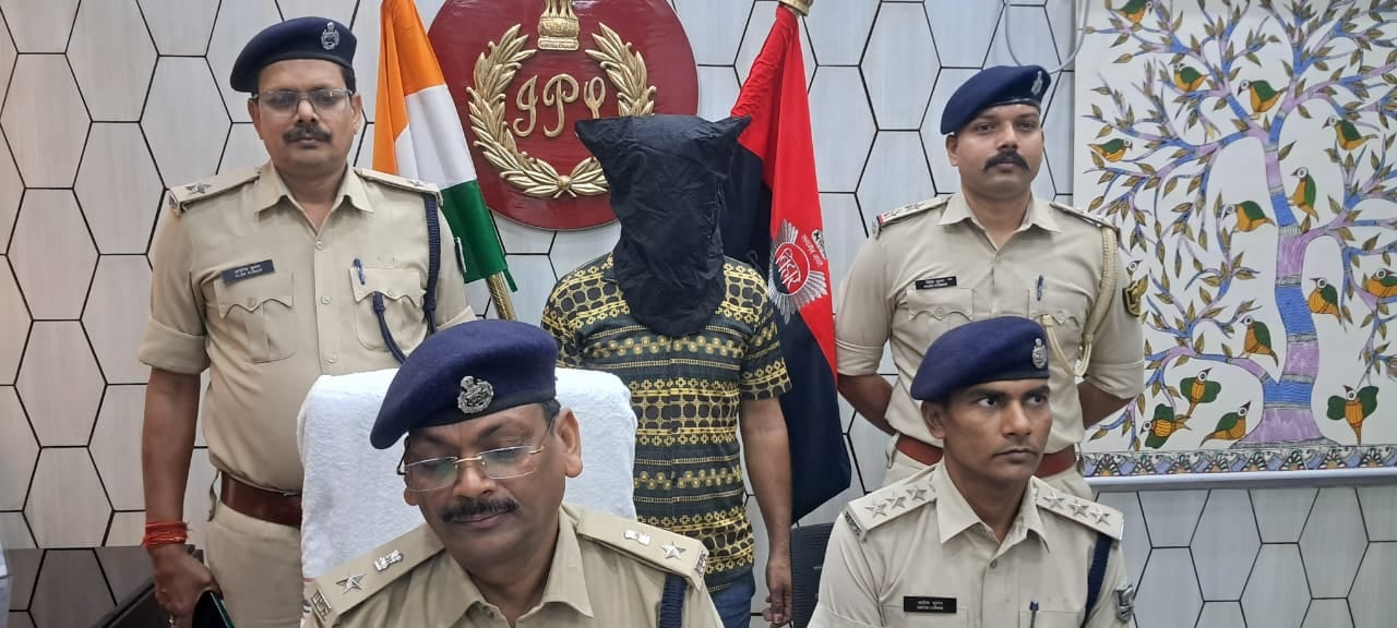 Bihar News: 50 हजार रुपये का इनामी अपराधी चढ़ा पुलिस के हत्थे, कई संगीन मामलों में था आरोपी