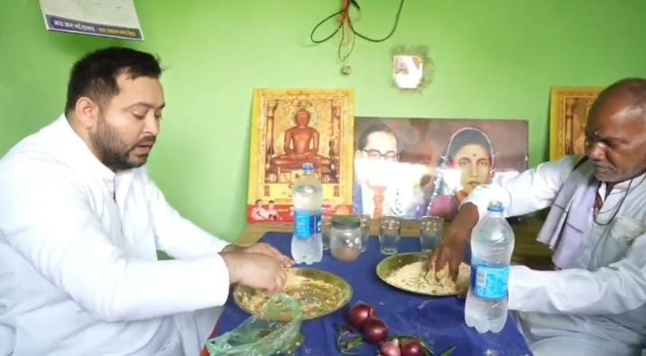 सतुआनी: राधोपुर पहुंचे तेजस्वी यादव ने सत्तू खाया, फिर पानी पी-पीकर सरकार पर बोला हमला