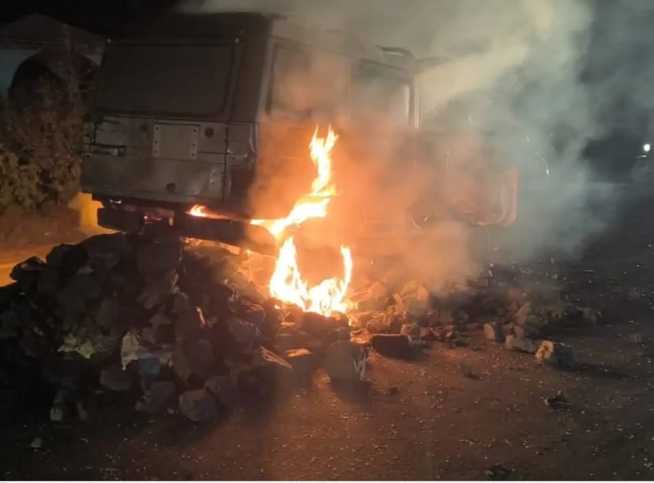 धनबाद में कोयले के "काले खेल" में फूंक दी गई बोलेरो, क्या कहते हैं ग्रामीण, पढ़िए- फिर आगे क्या हुआ