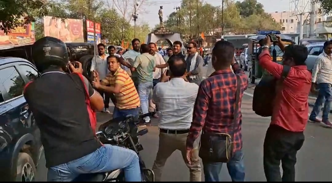 धनबाद में सड़क पर कांग्रेसियों की "दबंगई" के शिकार बने पत्रकार, पहले मोबाइल छीन कैमरा तोड़ा जानिए फिर और क्या किया