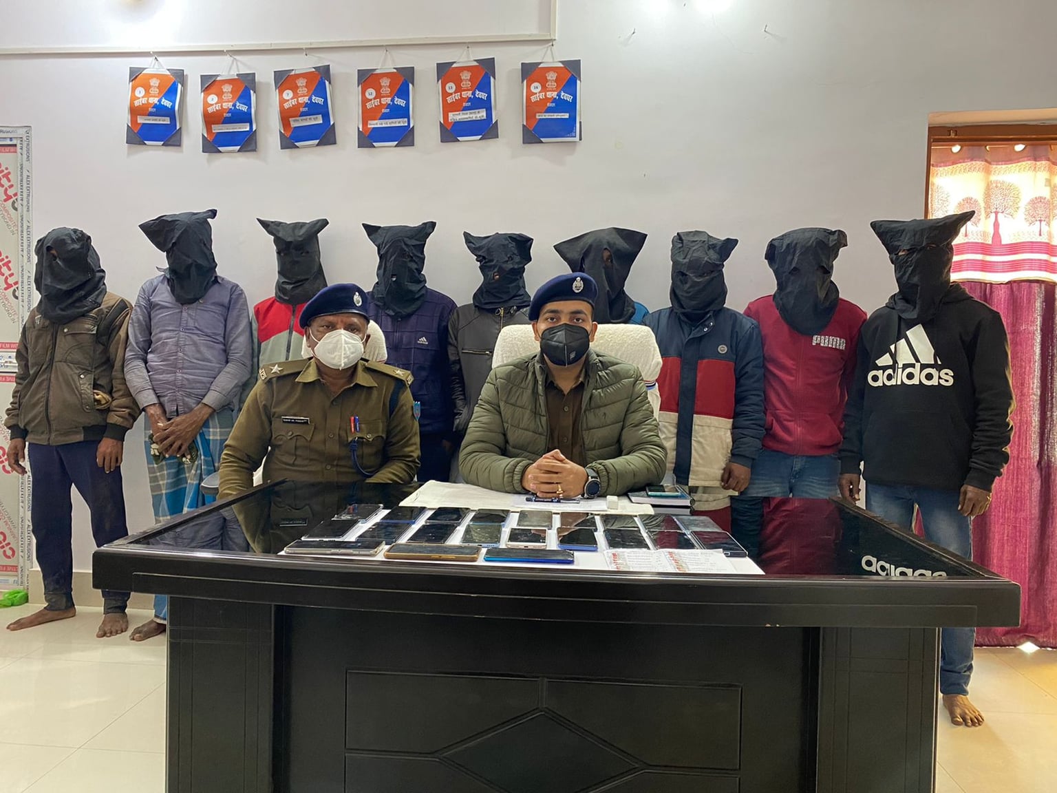 बाबानगरी में साइबर अपराधी गिरोह के 9 सदस्य गिरफ्तार, 21 मोबाइल और 52 सीम कार्ड बरामद
