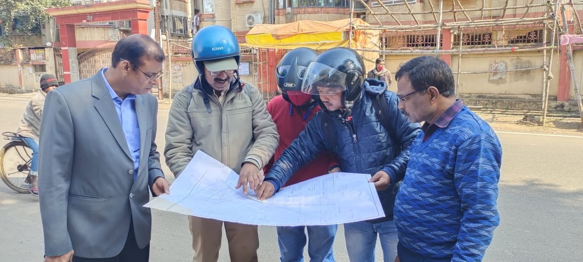 फायरिंग की घटना के बाद अतिक्रमण मुक्त क्षेत्र के लिए मोरहाबादी मैदान के चारों ओर सीओ ने की जमीन की मापी
