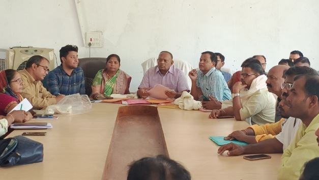 हैदरनगर अंचल में जमीन की दाखिल खारिज में खेल! समीक्षा बैठक में विधायक ने मांग ली सूची तो मच गया हड़कंप