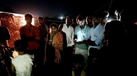 गोशाला में पति के दोस्त के साथ इलू इलू कर रही थी पत्नी, पति ने जब रंगे हाथ पकड़ा तो रख दी अनोखी डिमांड